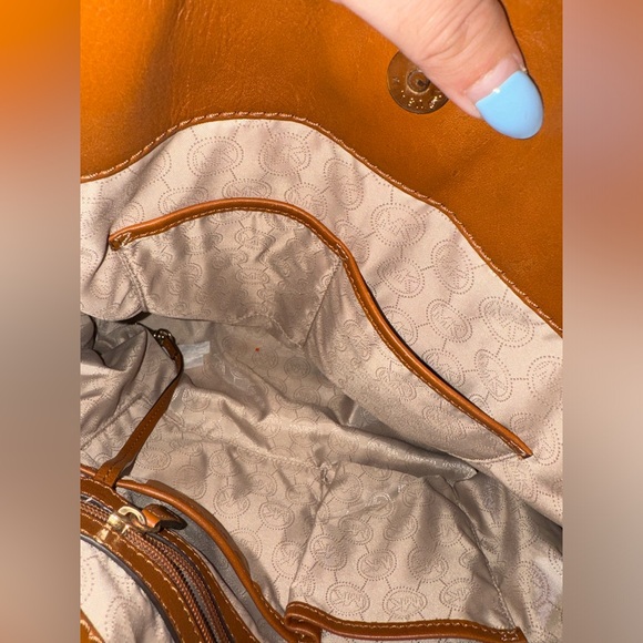 WHITE MICHAEL KORS LOGO BAG WITH GOLD HARDWARE. - Picture 6 of 8